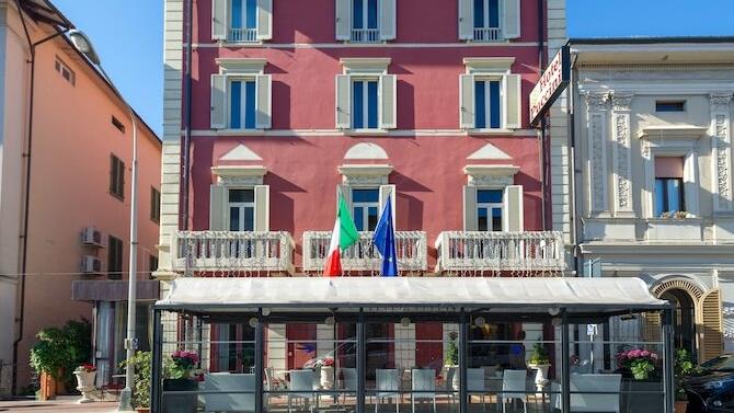 La facciata dell’Hotel Puccini in corso Roma altra struttura ricettiva che ha scelto il fotovoltaico
