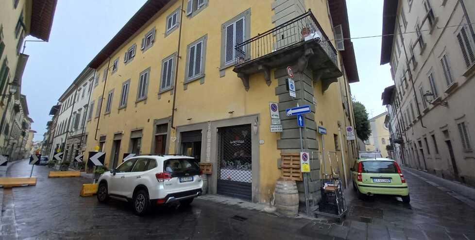 L’esterno della Bottega di Simone in via Muzzi