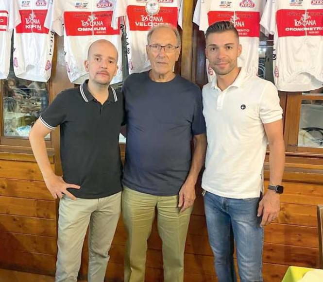 Nella foto da sinistra: l’assessore allo sport di Empoli Fabrizio Biuzzi, il presidente del Velo Club Empoli Alberto Mazzoni e Giovanni Visconti