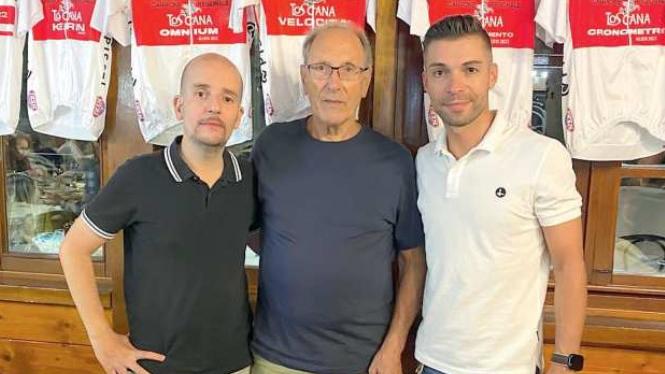 Nella foto da sinistra: l’assessore allo sport di Empoli Fabrizio Biuzzi, il presidente del Velo Club Empoli Alberto Mazzoni e Giovanni Visconti