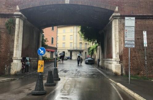 Il varco della Ztl che ha “pizzicato” molti commercianti con il permesso scaduto