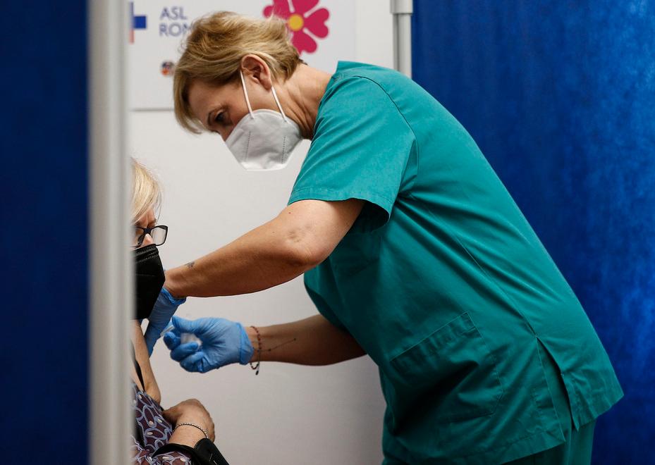 Nella foto (d’archivio), un medico impegnato in una vaccinazione