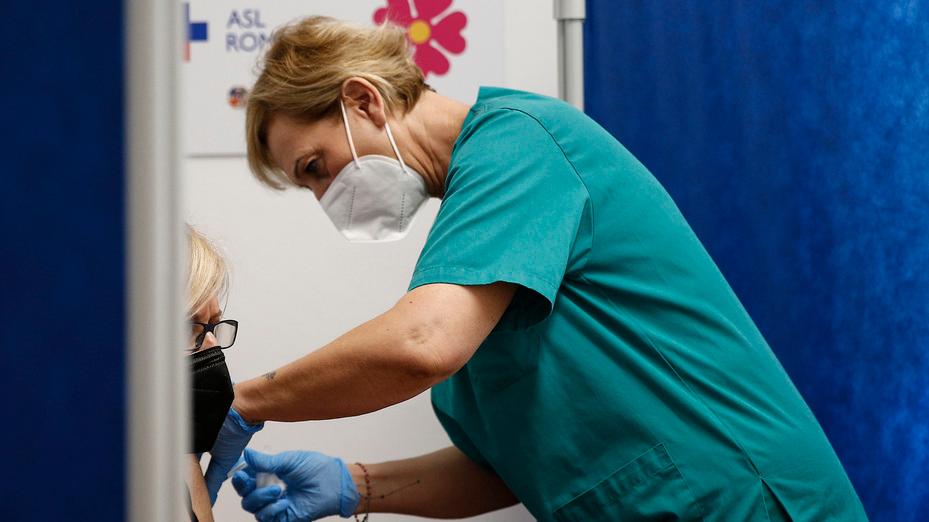 Nella foto (d’archivio), un medico impegnato in una vaccinazione