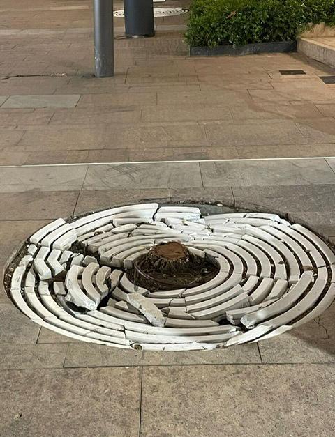 I rivestimenti tondi, una sorta di complementi di arredo messi ad abbellire le aiuole all’interno dell’area pedonale sono stati schiacciati