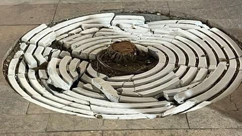 I rivestimenti tondi, una sorta di complementi di arredo messi ad abbellire le aiuole all’interno dell’area pedonale sono stati schiacciati