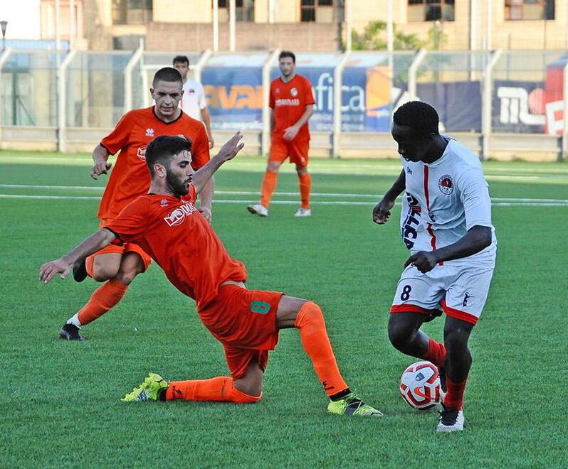 Nella foto, Mohamed Diagne del Cecina (in maglia bianca) in azione durante l’amichevole contro il Cenaia: anche oggi la gara contro il Castiglioncello si disputerà allo stadio “Loris Rossetti” di Cecina (foto Michele Falorni/Silvi)