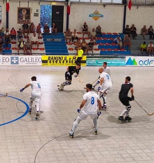 Un momento della partita fra Galileo Follonica e Cgc Viareggio, prima amichevole per gli azzurri che mercoledì 7 proseguiranno col Sarzana