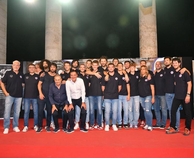 La foto di gruppo della Gema sul palco di Miss Montecatini