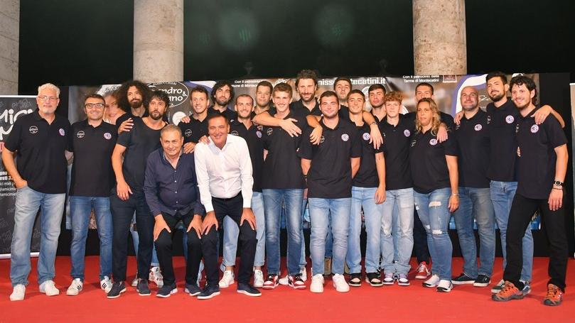 La foto di gruppo della Gema sul palco di Miss Montecatini