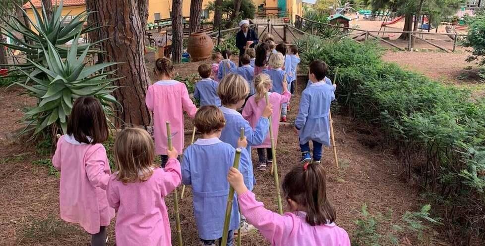 I bimbi nel giardino della scuola del Poggetto che lo scorso