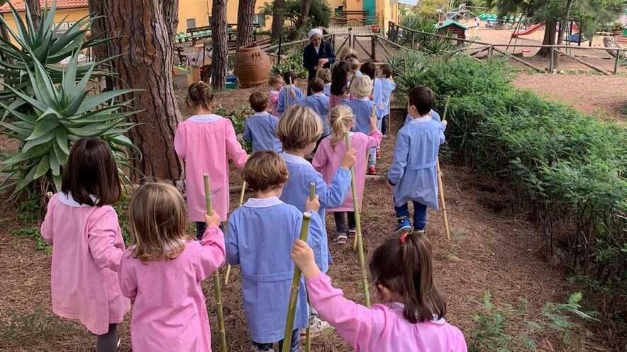 I bimbi nel giardino della scuola del Poggetto che lo scorso