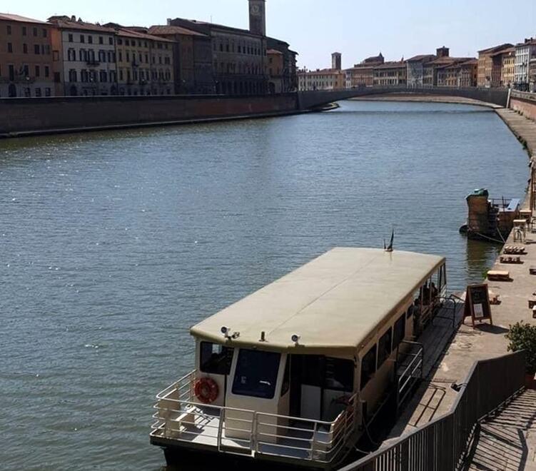 Una città da scoprire con la mini crociera dalla Darsena all’Arno