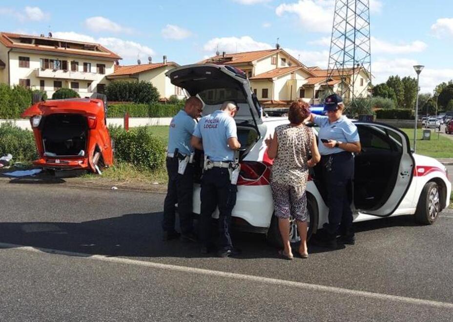 Raffica di multe: le foto dell’effrazione direttamente dall’auto della Municipale