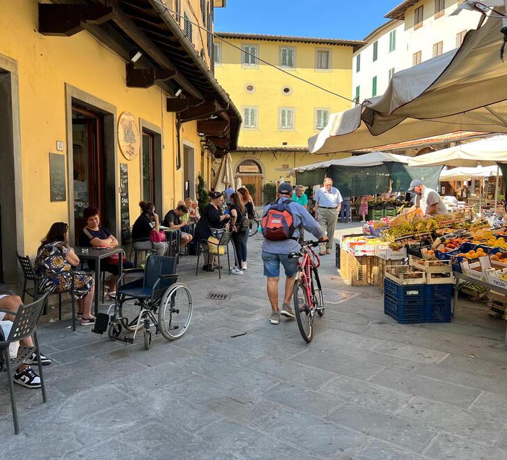 Uno scorcio di piazza della Sala con le sue attività commerciali