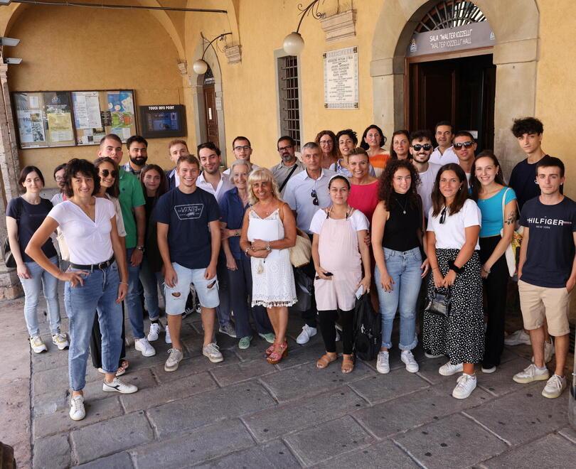 Il gruppo di lavoro assieme ai rappresentanti del Comune il primo giorno di summer school lo scorso sabato (foto Nucci)