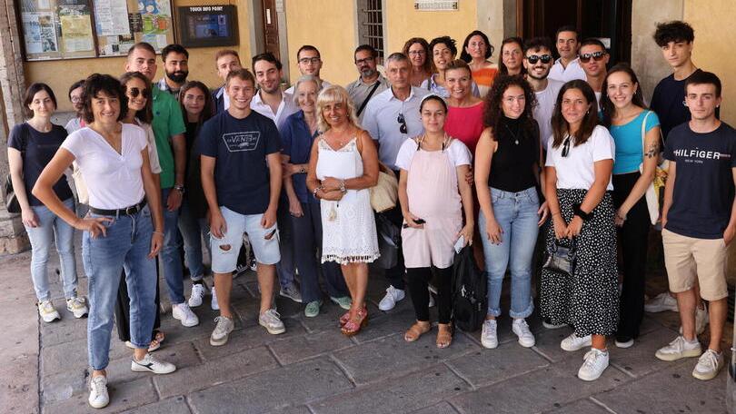 Il gruppo di lavoro assieme ai rappresentanti del Comune il primo giorno di summer school lo scorso sabato (foto Nucci)