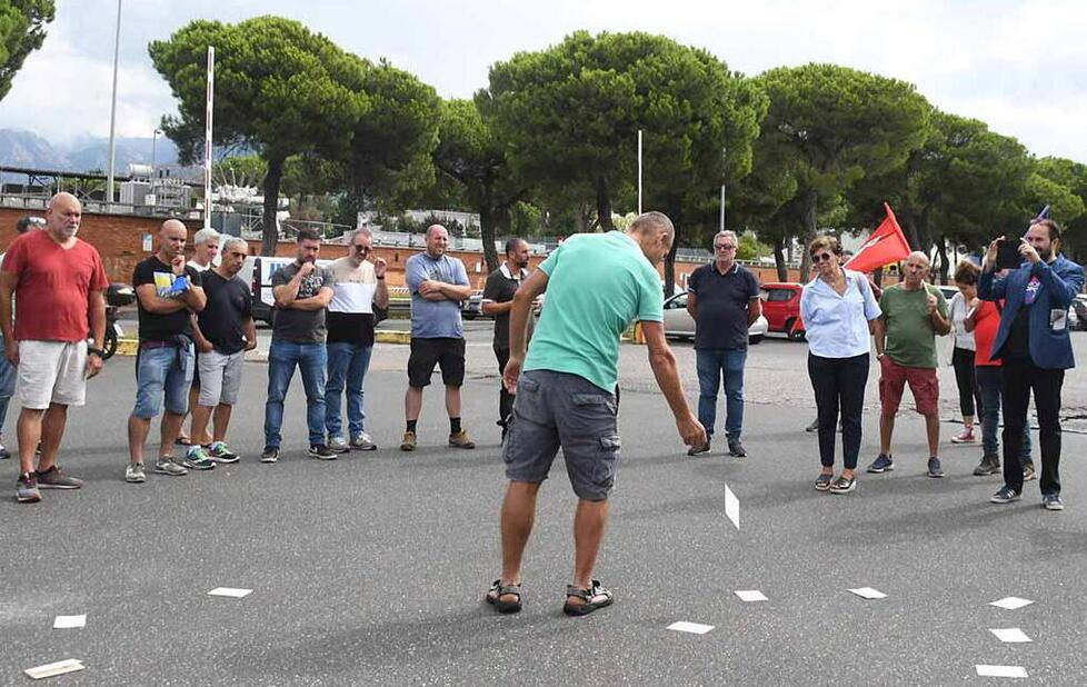 Gli operai Sanac gettano a terra le schede elettorali davanti alla fabbrica ieri mattina