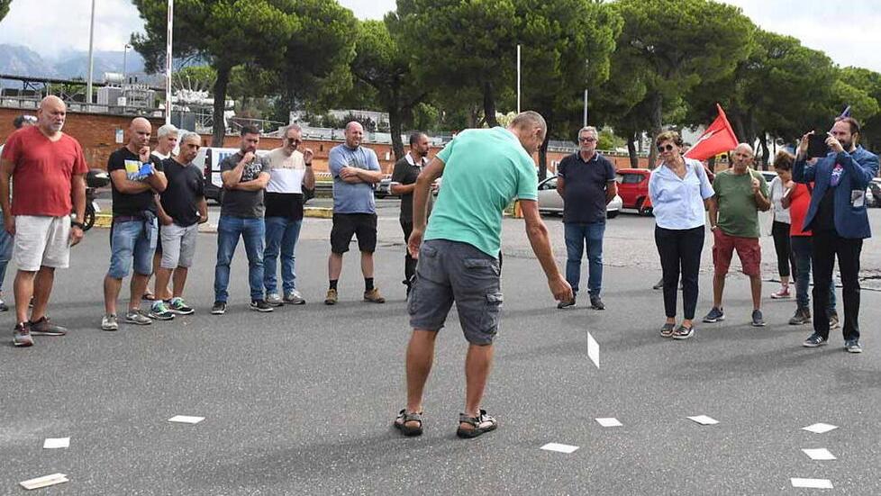 Gli operai Sanac gettano a terra le schede elettorali davanti alla fabbrica ieri mattina