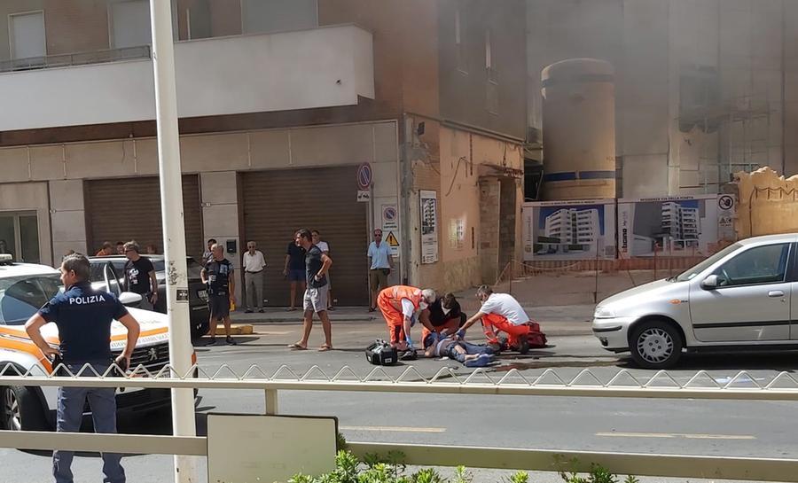 Cagliari, si scontra con un’auto: lo scooter finisce sulla serranda di un negozio incendiandosi e il centauro esanime a terra