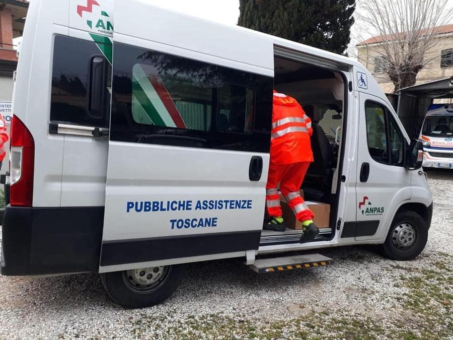 Si ribalta con l’auto: ferita una donna in via delle Sorgenti