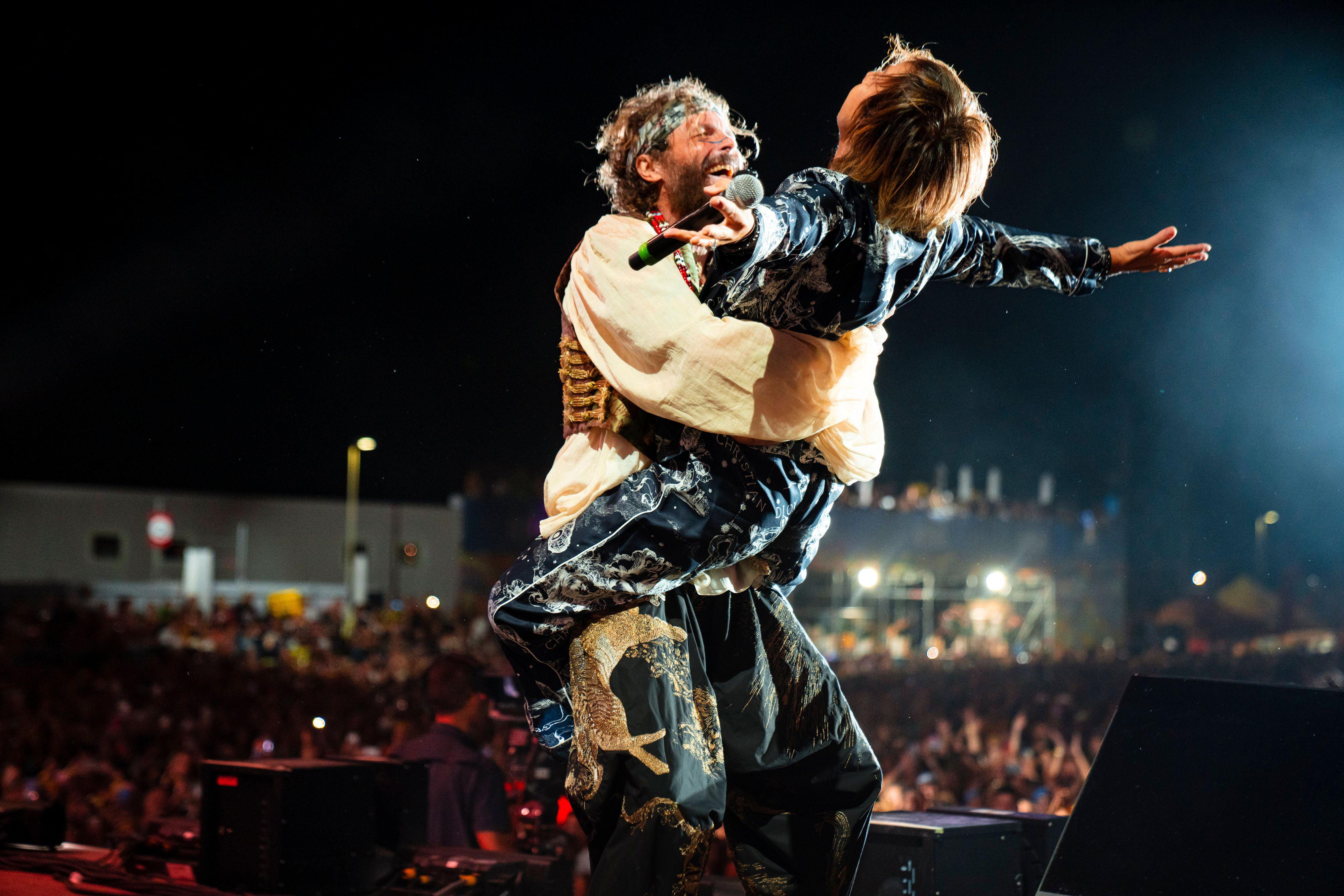 Viareggio, i super ospiti del Jova Beach Party: «Questa è una città per cantare»