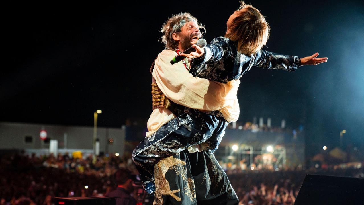 Viareggio, i super ospiti del Jova Beach Party: «Questa è una città per cantare»