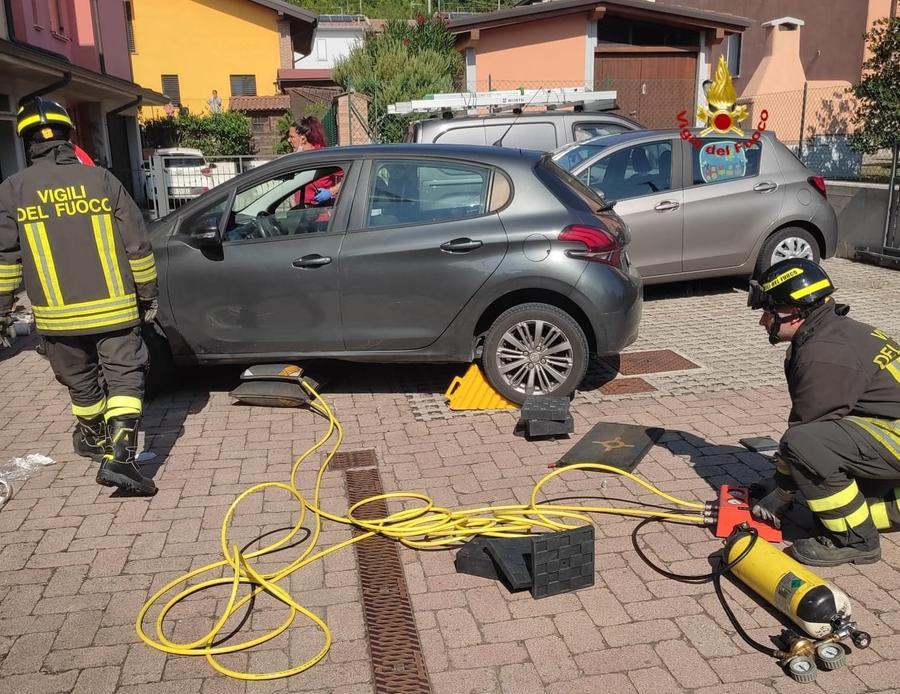 Travolta nel cortile di casa dalla propria auto, grave donna incinta