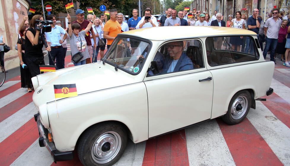 Trabant e bandierine della Ddr Viale Ramazzini archivia il muro