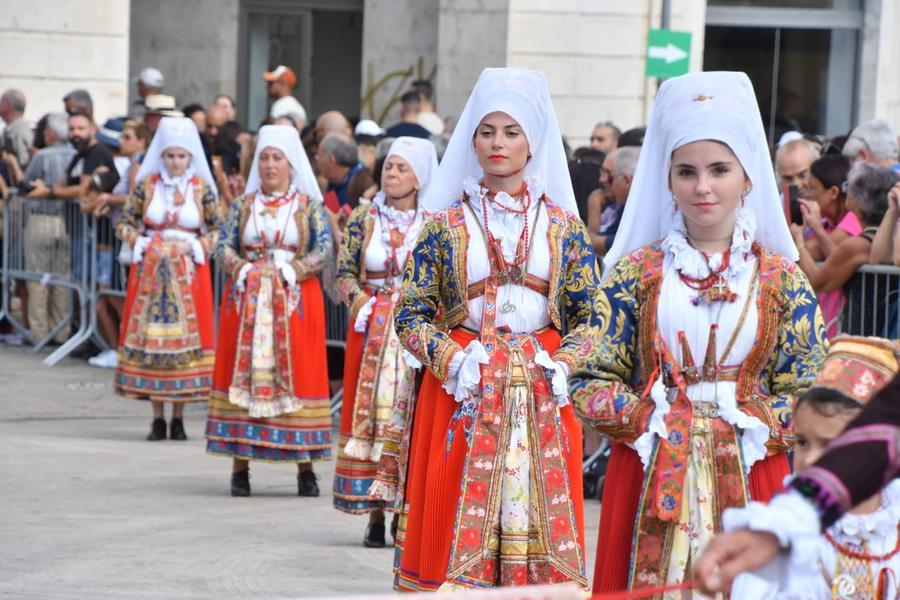 
	La festa della bellezza nelle vie della citt&agrave; e lo spettacolo di Mamhutones e Issoadores in piazza d'Italia <em>(foto di Mauro Chessa e Ivan Nuvoli)</em>

