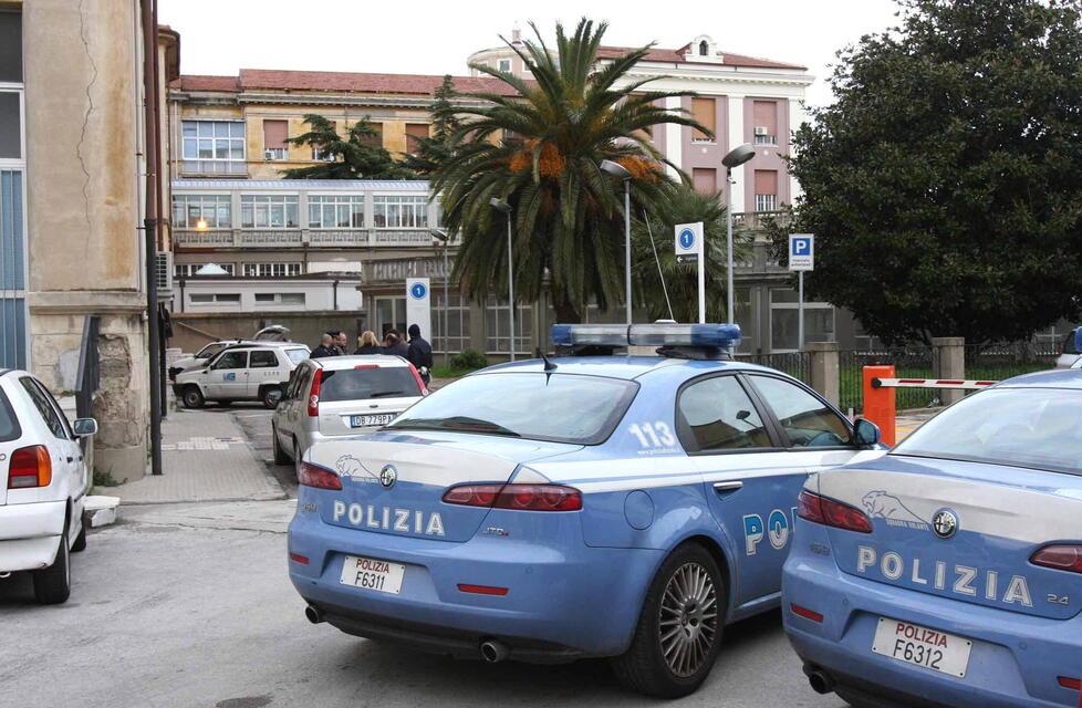 Due volanti della polizia al pronto soccorso (foto d'archivio)