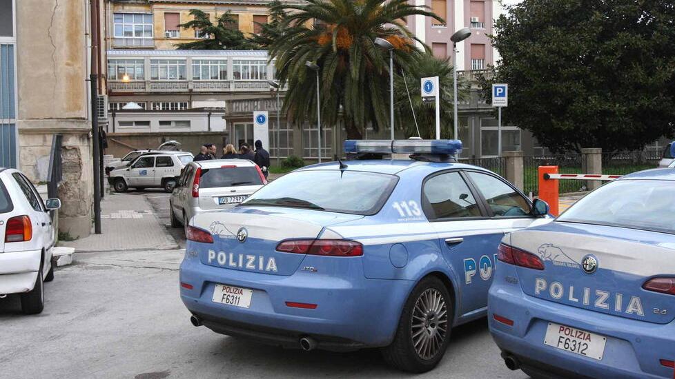 Due volanti della polizia al pronto soccorso (foto d'archivio)