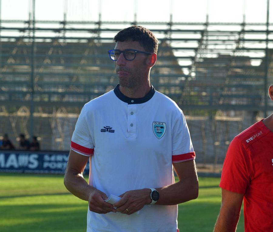 
	Il mister dell'Olbia Occhiuzzi

