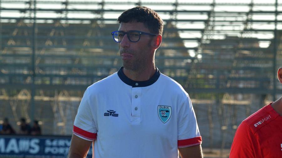 Il mister dell'Olbia Occhiuzzi
