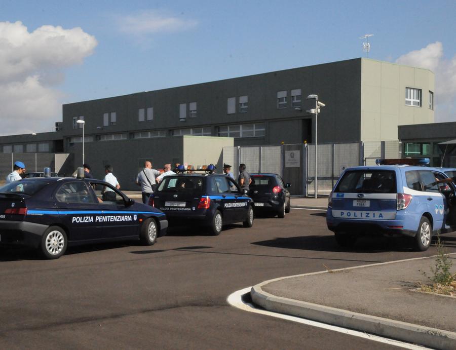 A Massama detenuto colpisce con un pugno un agente penitenziario