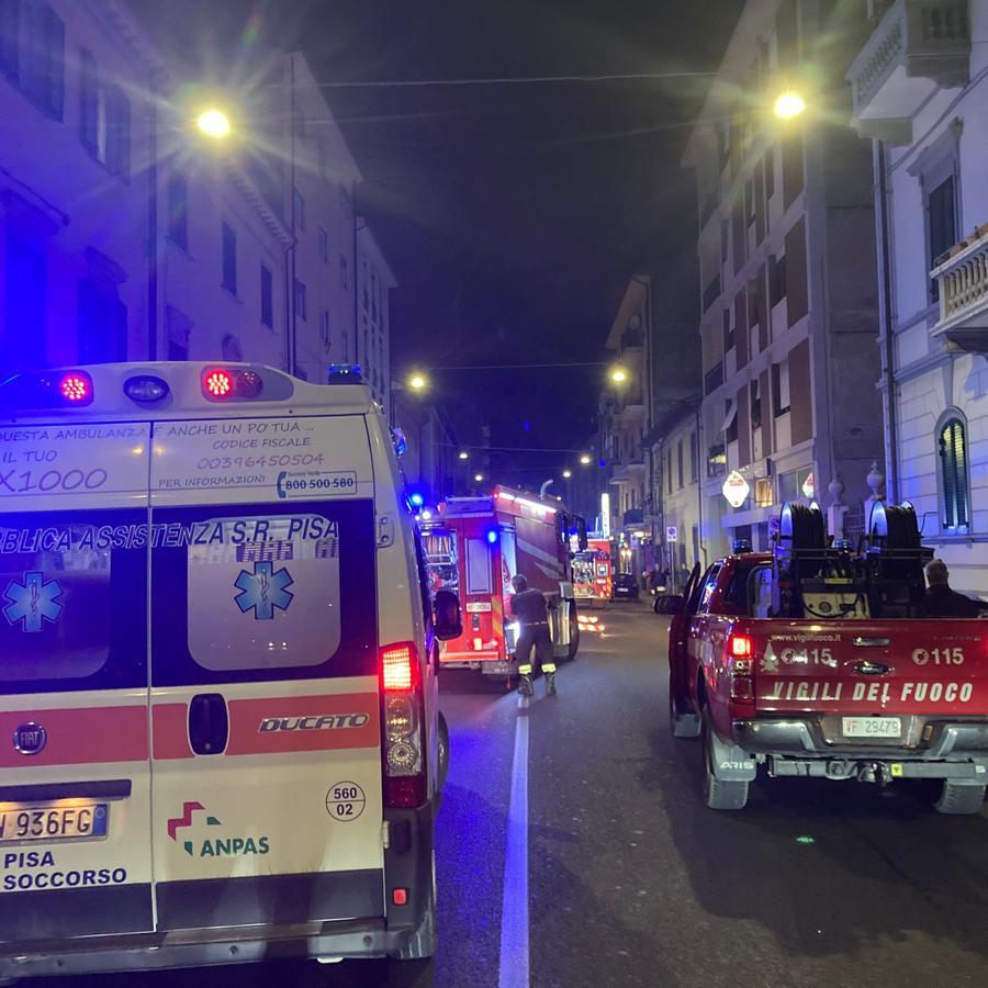 Pisa, fiamme in un palazzo in viale Bonaini: sei intossicati, edificio evacuato – Video