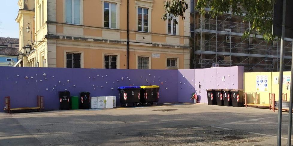 Mirandola. Rifiuti sul memoriale del sisma 