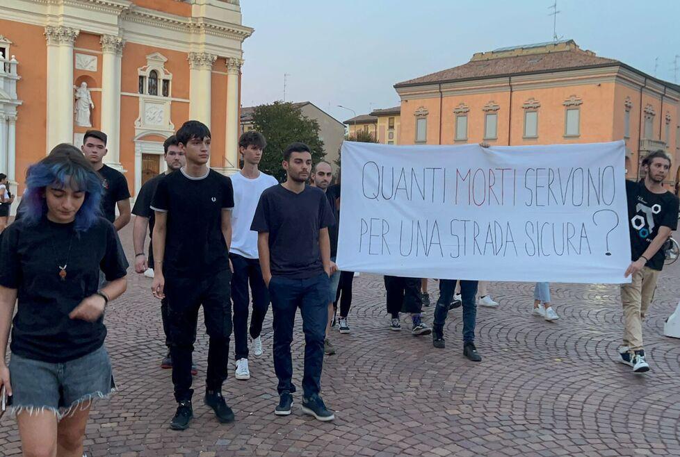 Carpi. Alessandra, gli amici in piazza «Quanti morti servono ancora?» 