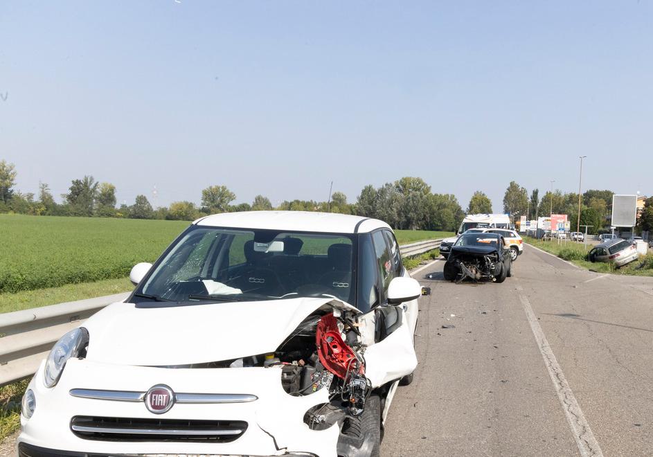 Modena Schianto tra tre auto sulla Vignolese, sei feriti 
