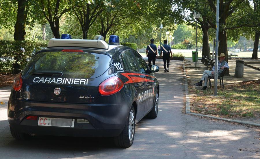 Rapina con coltello al parco Al XXII Aprile i carabinieri soccorrono la vittima all’alba