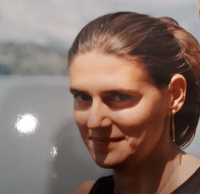 Si è spento il sorriso di Decky: muore a 43 anni insegnante delle superiori