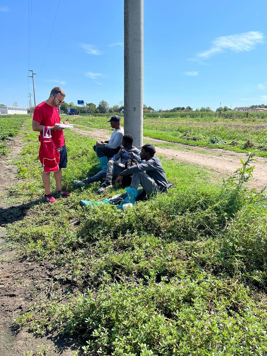 
	Il segretario Flai Cgil, Dario Alba, assieme ad alcuni braccianti incontrati nel tour dei vivai

