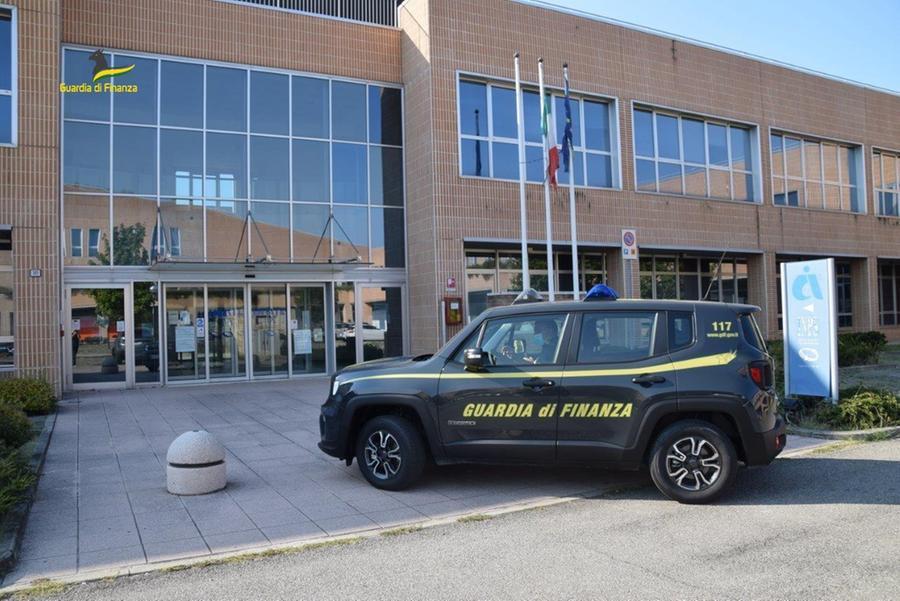 Fatture false per 20 milioni di euro a vantaggio di una cosca crotonese: perquisizioni anche in Sardegna