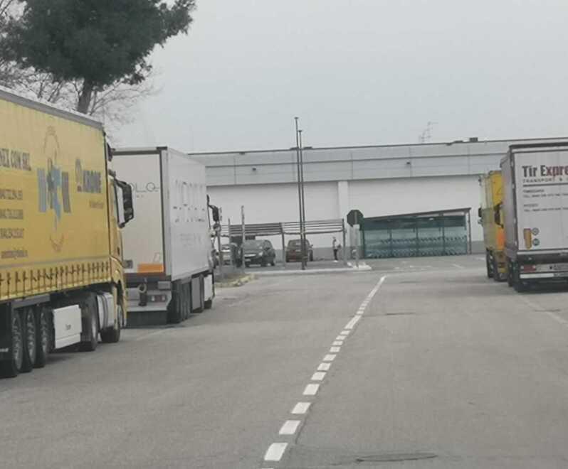 Camionisti indisciplinati a San Giuseppe: «E qui è una discarica»