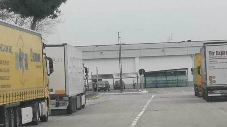 Camionisti indisciplinati a San Giuseppe: «E qui è una discarica»