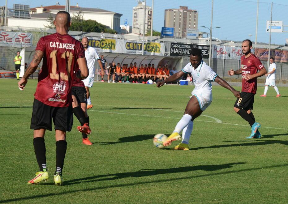 Un momento del match giocato a Olbia dal Pontedera e perso proprio nei minuti finale