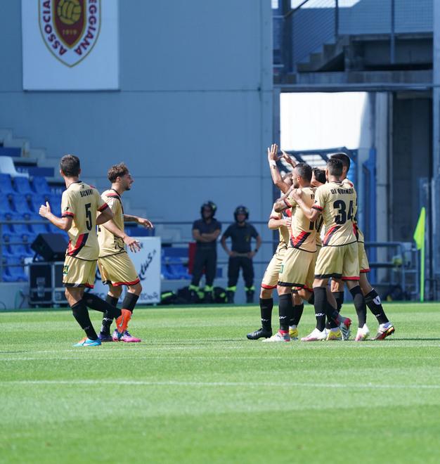 Non basta la magia di Rizzo Pinna: Lucchese sconfitta dalla Reggiana 