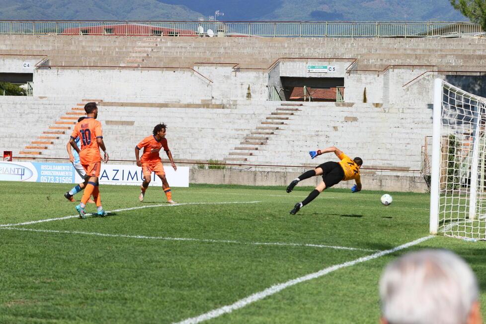 Il momento in cui Barzotti insacca nella rete del Riccione. Il gol è stato poi annullato per offside (foto Nucci)