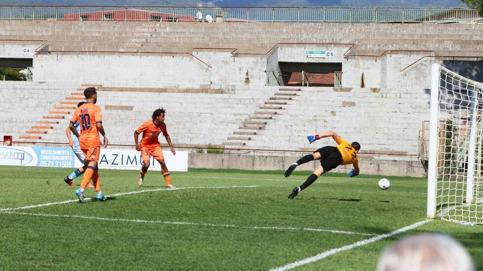 Il momento in cui Barzotti insacca nella rete del Riccione. Il gol è stato poi annullato per offside (foto Nucci)