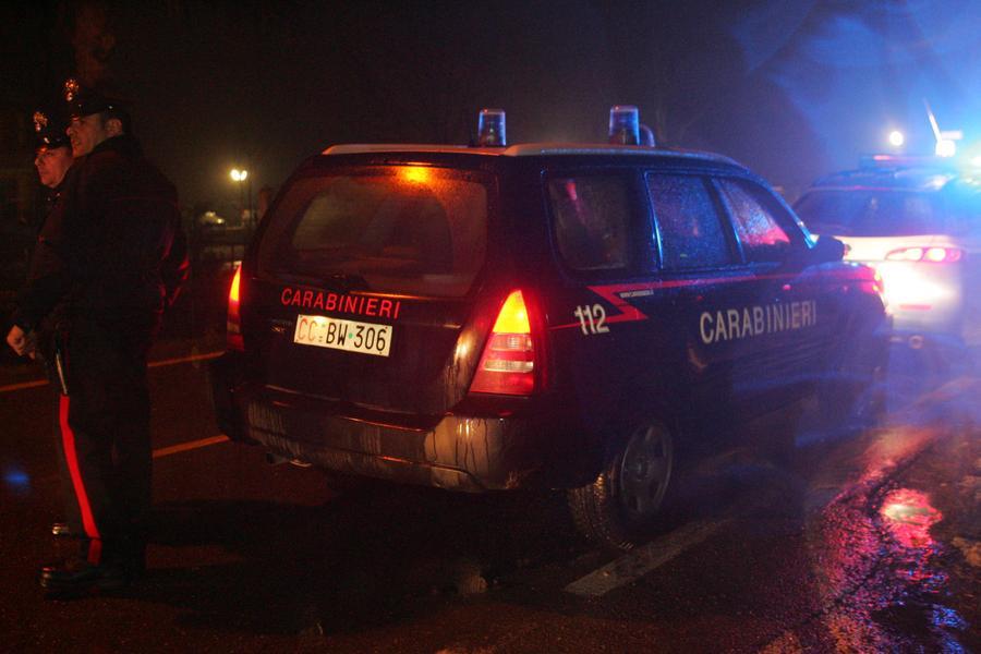 Vola fuori strada con l’auto, tre giovani feriti
