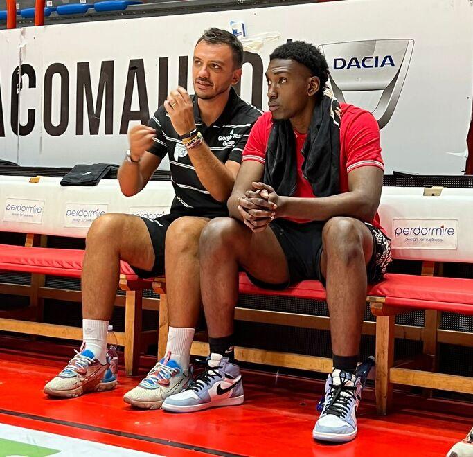 Coach Nicola Brienza parla seduto in panchina con Jordon Varnado. La 25enne ala americana è arrivata ieri in città e sarà a disposizione da oggi del coach. Sabato 10 settembre l’esordio in Supercoppa di A2 per la Tesi contro Rieti